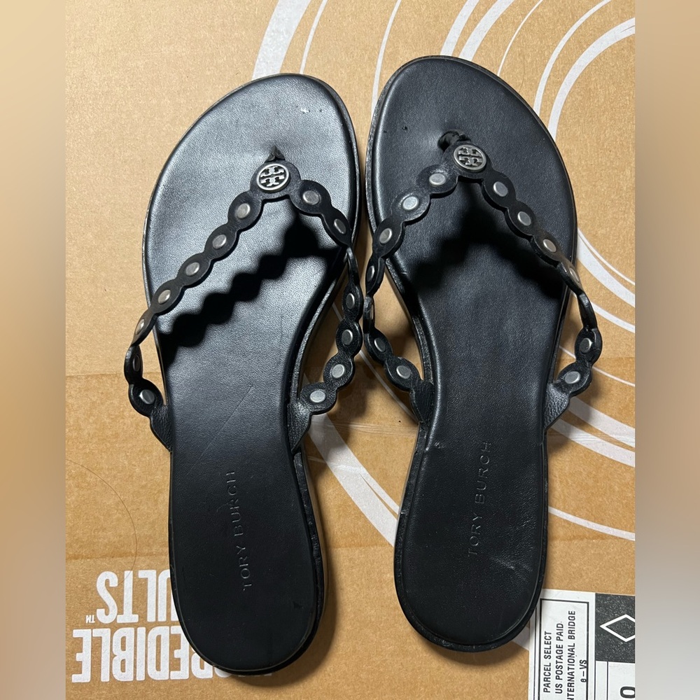 Tory Burch Benton scalloped thongs  sandals rivet